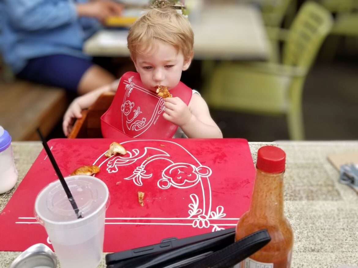 Keep Your Kids Entertained at Restaurants – Without Screen Time